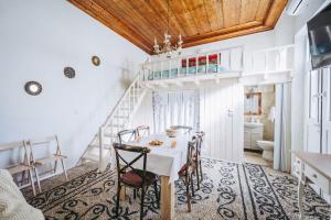 comedor con mesa blanca y sillas en Aspasias Traditional House, en Koskinou