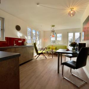uma cozinha e sala de estar com mesa e cadeiras em Zwischenahner Kaffeemühle em Bad Zwischenahn