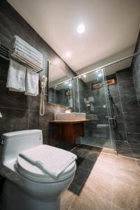 馬公市的住宿－中央旅社，浴室配有卫生间、淋浴和盥洗盆。