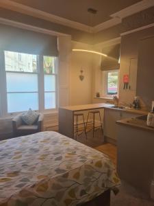 une cuisine et une chambre avec un lit dans une pièce dans l'établissement Meadowside Holiday Apartments, à Torquay