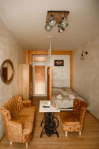 LazarevacにあるStan11550 Centarのベッド、ソファ、テーブルが備わる客室です。