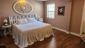 een slaapkamer met een bed met een witte sprei bij Ozark Country Inn in Mountain View