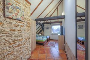 グダニスクにあるVilla Olivaの石壁の客室で、ベッド2台が備わります。