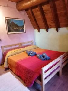 um quarto com uma cama grande num quarto em CasaGiulia em Sillano