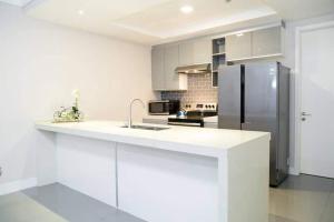 A kitchen or kitchenette at Apartment with roof top pool.