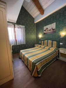 una camera con un grande letto di Residenza La Campana a Venezia