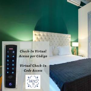 una camera con un letto e un cartello che dice accesso virtuale al codice di check-in di Patio79 Aveiro ad Aveiro