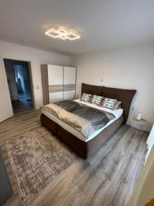 1 dormitorio con 1 cama grande y 1 alfombra en Zum Sternberg, en Münsingen