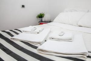 ローマにあるAttico Piazza Navonaのベッド(白い毛布、タオル付)