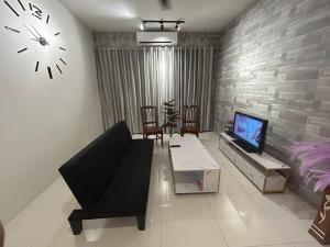 En tv och/eller ett underhållningssystem på P' Residence Condo, Batu Kawa, Kuching