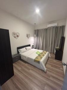 古晉的住宿－P' Residence Condo, Batu Kawa, Kuching，卧室配有一张墙上心灵床