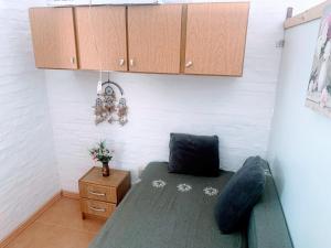 a room with a green couch and a wooden cabinet at Atlantic 10 in Atlántida
