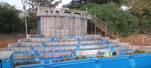 un ensemble de mesures concrètes avec un château d'eau en arrière-plan dans l'établissement Govind Niwas Homestay, à Jagdalpur