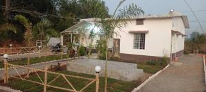 uma casa com uma estufa em frente em Govind Niwas Homestay em Jagdalpur