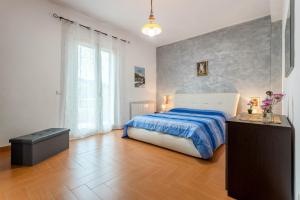 1 dormitorio con 1 cama con manta azul y blanca en Casa splendida, en Monreale