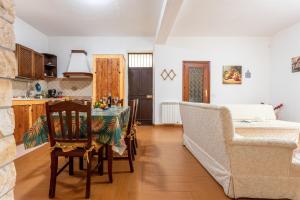 cocina y comedor con mesa y silla en Casa splendida, en Monreale