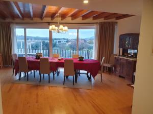 une salle à manger avec une table, des chaises et une grande fenêtre dans l'établissement Casa do Ferrador - Mação, à Mação