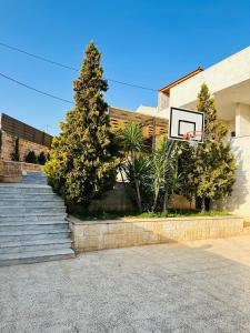 - un panier de basket en face d'un bâtiment dans l'établissement شقق الياسمين, à Jerash