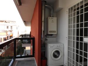 uma lavandaria com uma máquina de lavar roupa e uma varanda em The Right Place 4U Roma Monteverde Al Palazzetto Apartment with Terrace&Garage em Roma