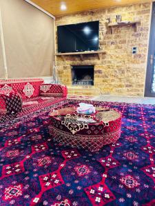 a room with a couch and a table and a fireplace at شقق الياسمين in Jerash