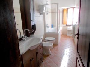 Kúpeľňa v ubytovaní Casa del Capitano Rocca d'Orcia + 21 fotografií