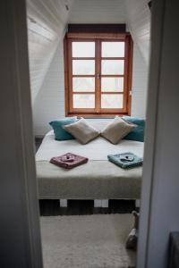 Ein Bett oder Betten in einem Zimmer der Unterkunft Erdő Lelke Vendégház: mesebeli, erdőszéli faház panorámával