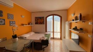 a room with a bed and a table and a window at House Dogana in Peschiera del Garda