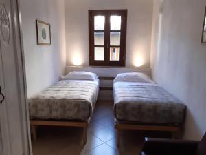 - 2 lits dans une petite chambre avec fenêtre dans l'établissement casa de blu, à Florence