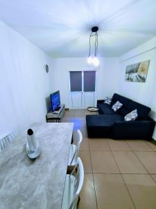 sala de estar con mesa y sofá en Ayia Anna Apartment, en Ayia Napa