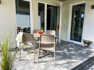 a patio with a table and chairs on a porch at LABA Wieleń in Wielen Zaobrzanski