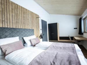 Postel nebo postele na pokoji v ubytování Kracha Alpinlodge