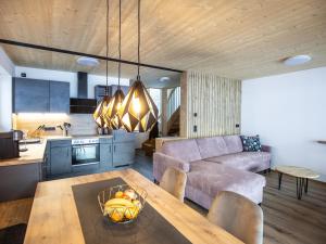 cocina y sala de estar con mesa y sofá en Kracha Alpinlodge en Mittelberg