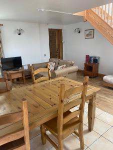 uma sala de estar com uma mesa de madeira e um sofá em Upper Grippath Farm Holiday Cottages em Newport