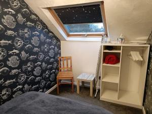 een slaapkamer met een bed, een bureau en een stoel bij Poppy's Place Annex in Camelford North Cornwall in Camelford