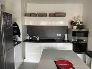 a kitchen with a stove and a red bowl on a counter at Katy in Tournon-sur-Rhône