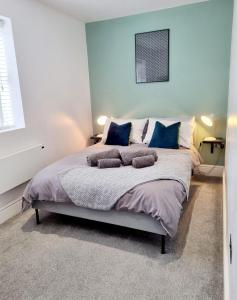 ボーンマスにあるWest Cliff Apartmentの青い壁のベッドルーム1室(大型ベッド1台付)