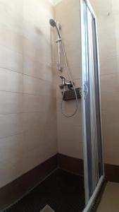 łazienka z prysznicem z głowicą prysznicową w obiekcie Bilocale in Lecce w mieście Lecce