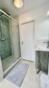 La salle de bains est pourvue d'une douche, de toilettes et d'un lavabo. dans l'établissement Steredenn vor - L'étoile de Mer, à Roscanvel