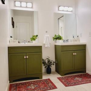 La salle de bains est pourvue d'une coiffeuse verte et d'un miroir. dans l'établissement Stunning Lake View-Emilio Sanchez Tennis Academy, à Naples