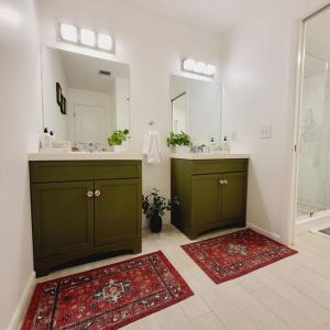 La salle de bains est pourvue de 2 lavabos et d'un grand miroir. dans l'établissement Stunning Lake View-Emilio Sanchez Tennis Academy, à Naples