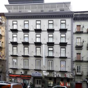 un edificio bianco con balconi sul lato di Best Western Hotel dei Mille a Napoli