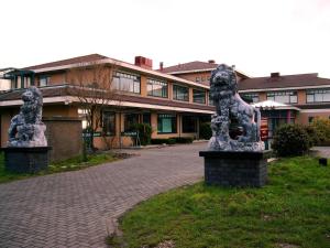 a statue of two lions in front of a building at Hotel het Oosten in Alphen aan den Rijn