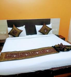 una gran cama blanca con almohadas encima en Hotel Ranjit Residency, en Hyderabad