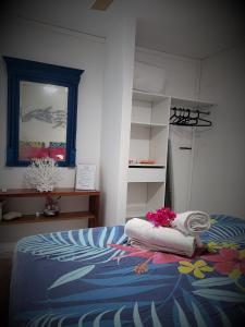 سرير أو أسرّة في غرفة في appartement privé ECO-RESPONSABLE, vue sur la mer des Caraibes et jardin clos, WiFi, à 2mn de la plage