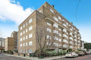 a large brick building on the side of a street at Two Bedroom Flat in Kensington in London