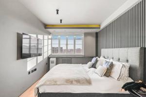 ロンドンにあるTwo Bedroom Flat in Kensingtonの白い大きなベッドルーム(大型ベッド付)