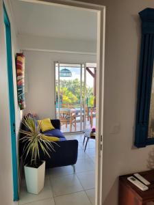 منطقة جلوس في appartement privé ECO-RESPONSABLE, vue sur la mer des Caraibes et jardin clos, WiFi, à 2mn de la plage