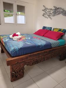 appartement privé ECO-RESPONSABLE, vue sur la mer des Caraibes et jardin clos, WiFi, à 2mn de la plage في سانت لوسي: سرير عليه حشرتين محشوتين
