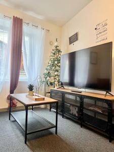 Telewizja i/lub zestaw kina domowego w obiekcie Jolie maison 2 chambres - CLIM MOBILE - TV - Proche d un lac