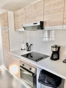 Dapur atau dapur kecil di Jolie maison 2 chambres - CLIM MOBILE - TV - Proche d un lac